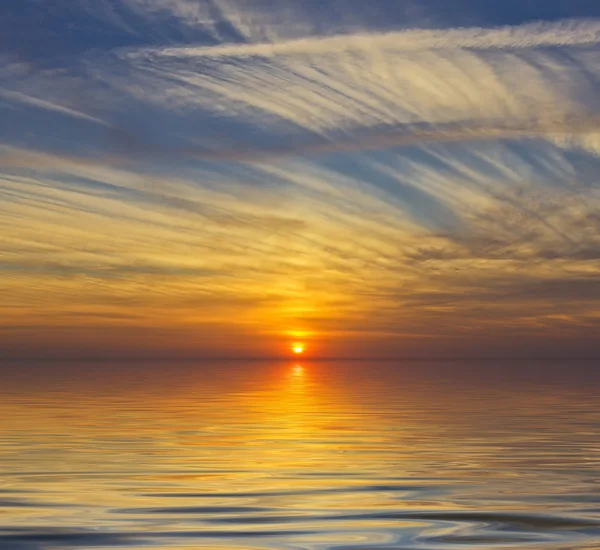 Bellissimo tramonto nuvoloso in mare — Foto Stock