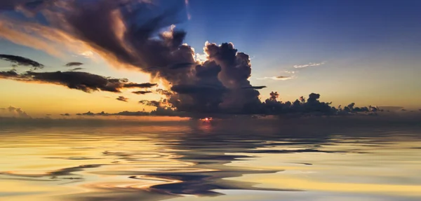 Réflexion du soleil au coucher du soleil lever du soleil sur l'eau — Photo