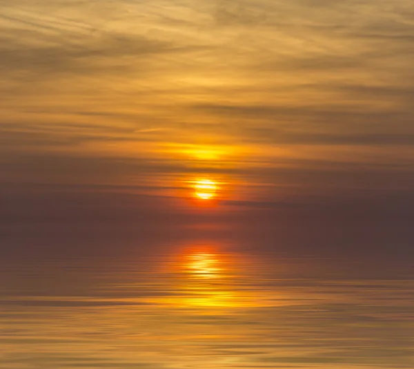 Solen betraktelse vid solnedgång soluppgång över vattnet — Stockfoto