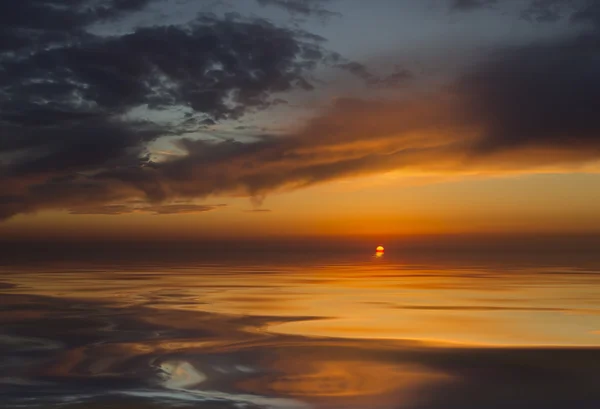 Sonnenreflexion bei Sonnenuntergang über dem Wasser — Stockfoto