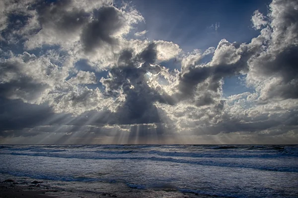 Prachtige bewolkt zonsondergang op zee — Stockfoto