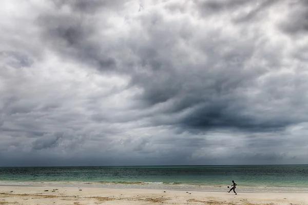 HDR solnedgång solens strålar genom moln på en vinter strand — Stockfoto