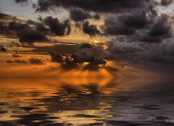 Bellissimo tramonto nuvoloso in mare — Foto Stock