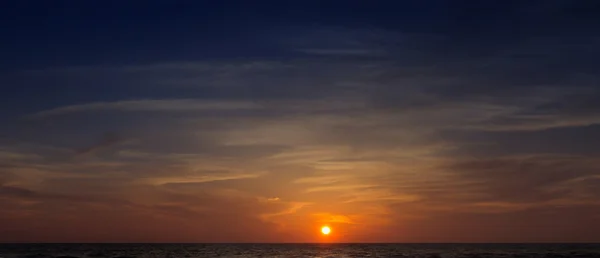 Prachtige bewolkt zonsondergang op zee — Stockfoto