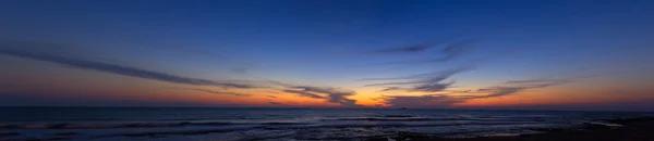 Beautiful cloudy sunset at sea — Stock Photo, Image