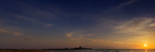 Beautiful cloudy sunset at sea — Stock Photo, Image