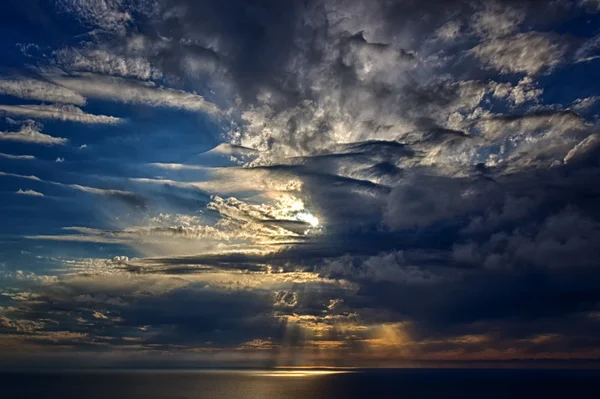 HDR solnedgång och vatten reflektioner på stranden — Stockfoto