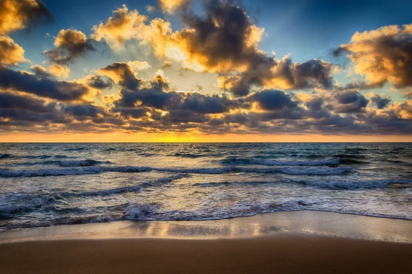 Beau coucher de soleil nuageux en mer — Photo