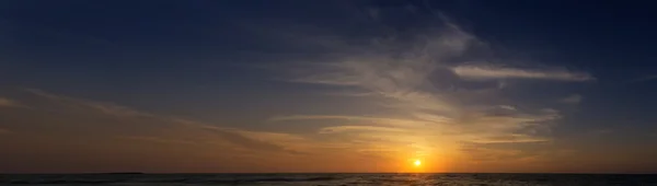 Prachtige bewolkt zonsondergang op zee — Stockfoto