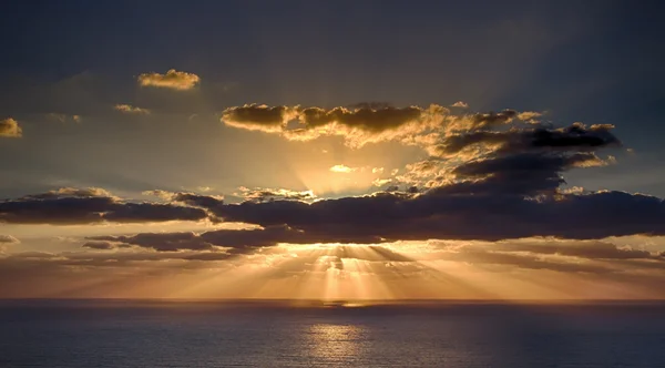 Schöner bewölkter Sonnenuntergang am Meer — Stockfoto