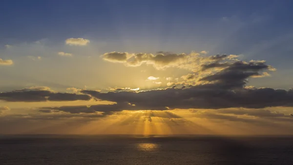 Schöner bewölkter Sonnenuntergang am Meer — Stockfoto