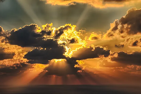 Schöner bewölkter Sonnenuntergang am Meer — Stockfoto