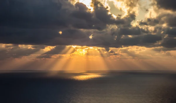 Belo pôr-do-sol nublado no mar — Fotografia de Stock