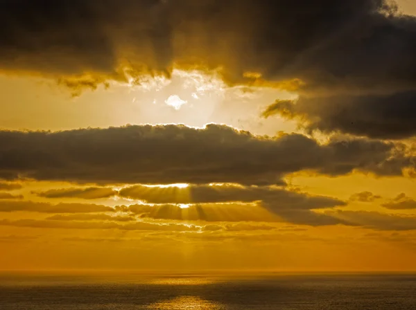 Schöner bewölkter Sonnenuntergang am Meer — Stockfoto