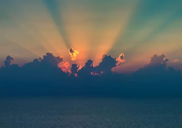 Schöner bewölkter Sonnenuntergang am Meer — Stockfoto