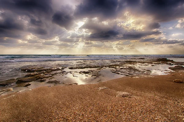 HDR a západu slunce a vody odrazy na pláži — Stock fotografie