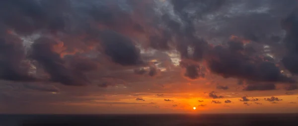 海夕陽が美しい曇り — ストック写真