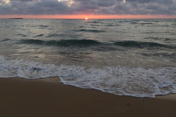 Beau coucher de soleil nuageux en mer — Photo