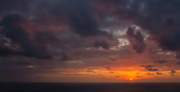 Belo pôr-do-sol nublado no mar — Fotografia de Stock