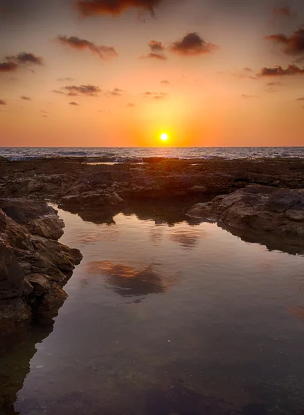 Beau coucher de soleil nuageux en mer — Photo