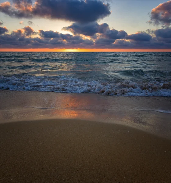 Beau coucher de soleil nuageux en mer — Photo