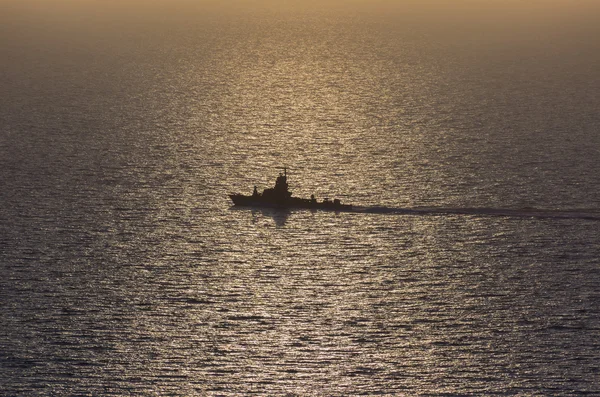 Een Marine Boot Zeilen in de ondergaande zon — Stockfoto