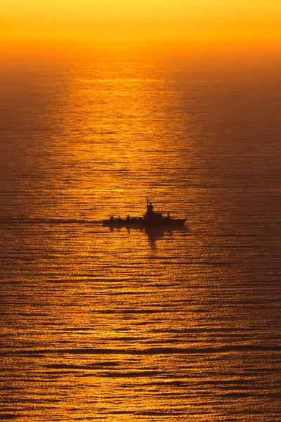 Een Marine Boot Zeilen in de ondergaande zon — Stockfoto