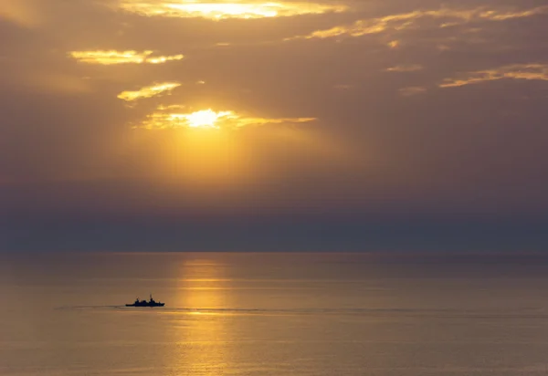 Een Marine Boot Zeilen in de ondergaande zon — Stockfoto