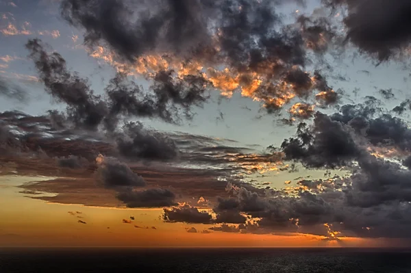 Piękny zachmurzony zachód słońca na morzu — Zdjęcie stockowe