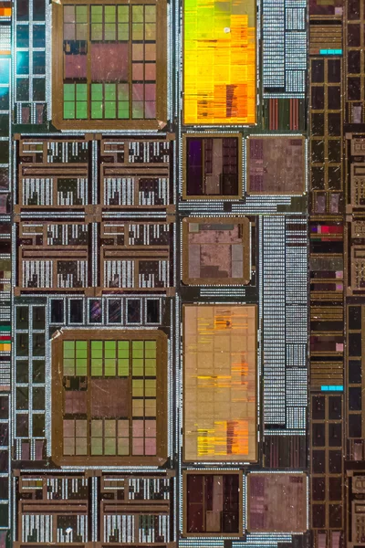 Chip aperto del computer con connessioni filo d'oro — Foto Stock