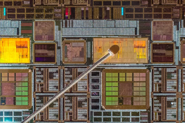 Wafer de silício com circuito eletrônico impresso em comparação com um niddle — Fotografia de Stock