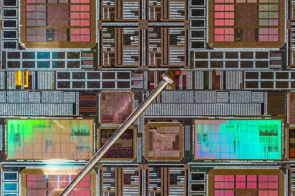 Silicium wafer met afgedrukte elektronische circuit in vergelijking met een niddle — Stockfoto