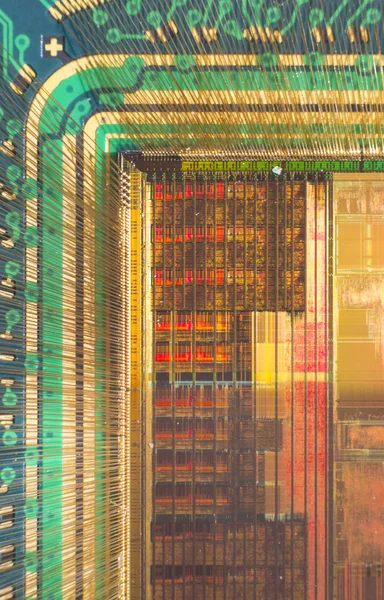 Chip de computador aberto com conexões de fio de ouro — Fotografia de Stock