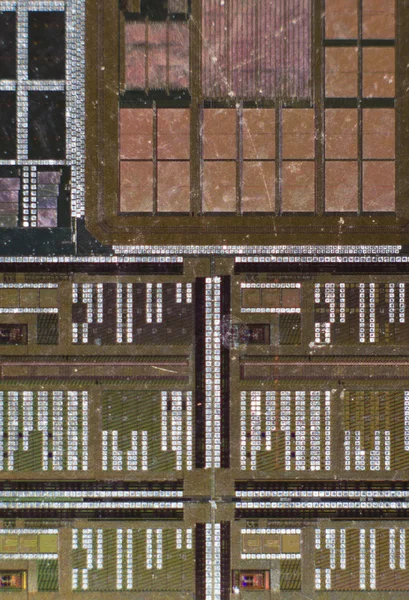 Otworzyć komputer chip z połączeń przewodów złota w porównaniu z igłą — Zdjęcie stockowe