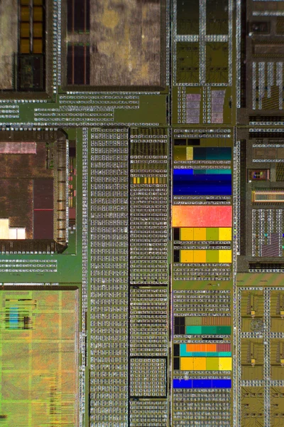 Open computer chip met gouden draad verbindingen — Stockfoto