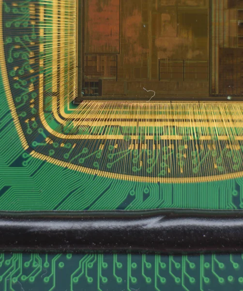 Відкрити чип комп'ютера з з'єднаннями з золотим дротом — стокове фото