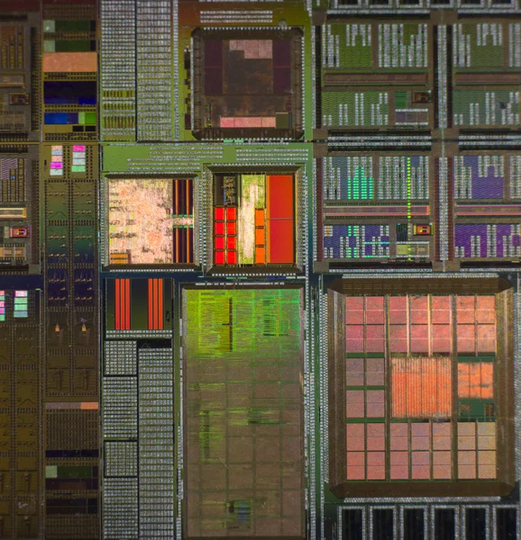 Kisel wafer med tryckta elektronisk krets jämfört med en niddle — Stockfoto