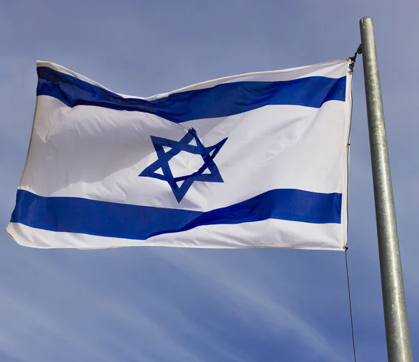 Bandeira de Israel batendo no vento isolado contra o céu — Fotografia de Stock