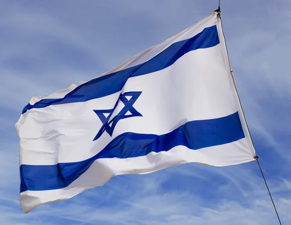 Bandeira de Israel batendo no vento isolado contra o céu — Fotografia de Stock