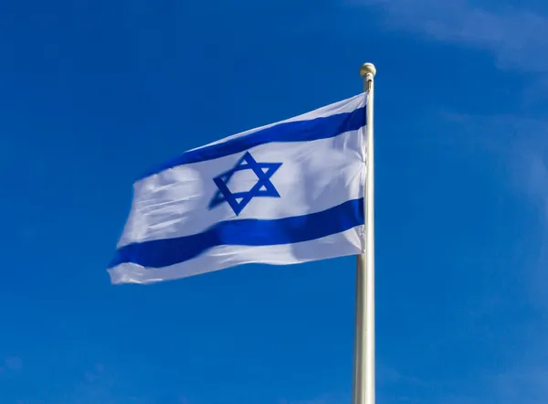 Bandera de Israel ondeando en el viento aislado contra el cielo —  Fotos de Stock