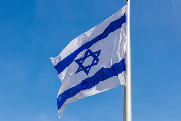 Israël vlag in de wind geïsoleerd tegen de hemel fladderende — Stockfoto