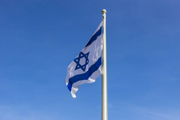 Bandeira de Israel batendo no vento isolado contra o céu — Fotografia de Stock