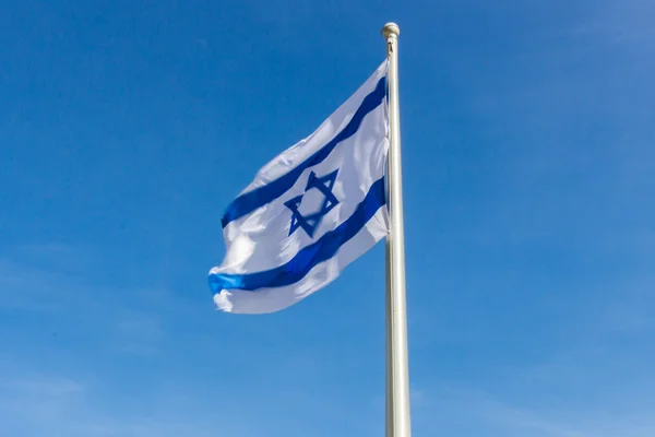 Israël vlag in de wind geïsoleerd tegen de hemel fladderende — Stockfoto