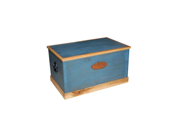 Античная деревянная коробка, изолированная на белом — стоковое фото