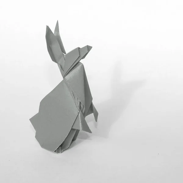 孤立的白色衬底上的灰色的折纸兔 — 图库照片