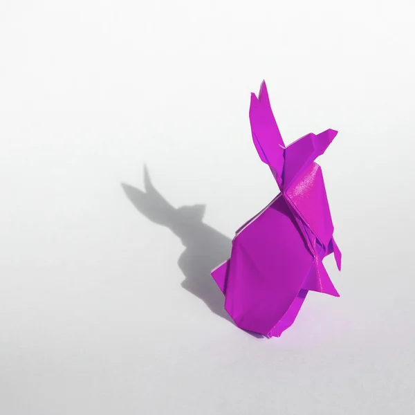 Vaaleanpunainen violetti Origami kani eristetty valkoinen — kuvapankkivalokuva