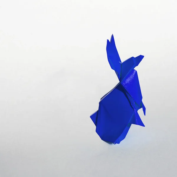 Blaues Origami-Kaninchen isoliert auf weißem Grund — Stockfoto