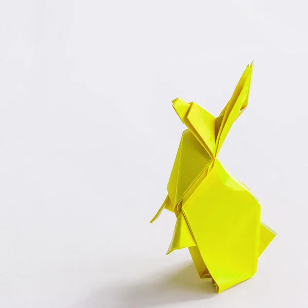 Yello Origami Kaninchen isoliert auf weiß — Stockfoto