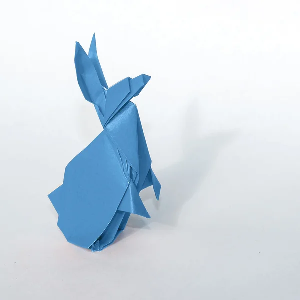 白で隔離されるシアン折り紙ウサギ — ストック写真