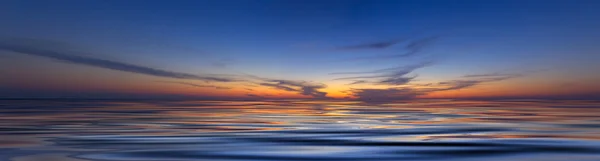 Piękny zachmurzony zachód słońca na morzu Zdjęcia Stockowe bez tantiem